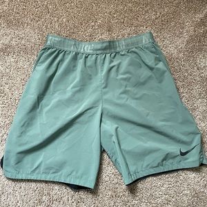 Nike Training CrossFit shorts sz L green